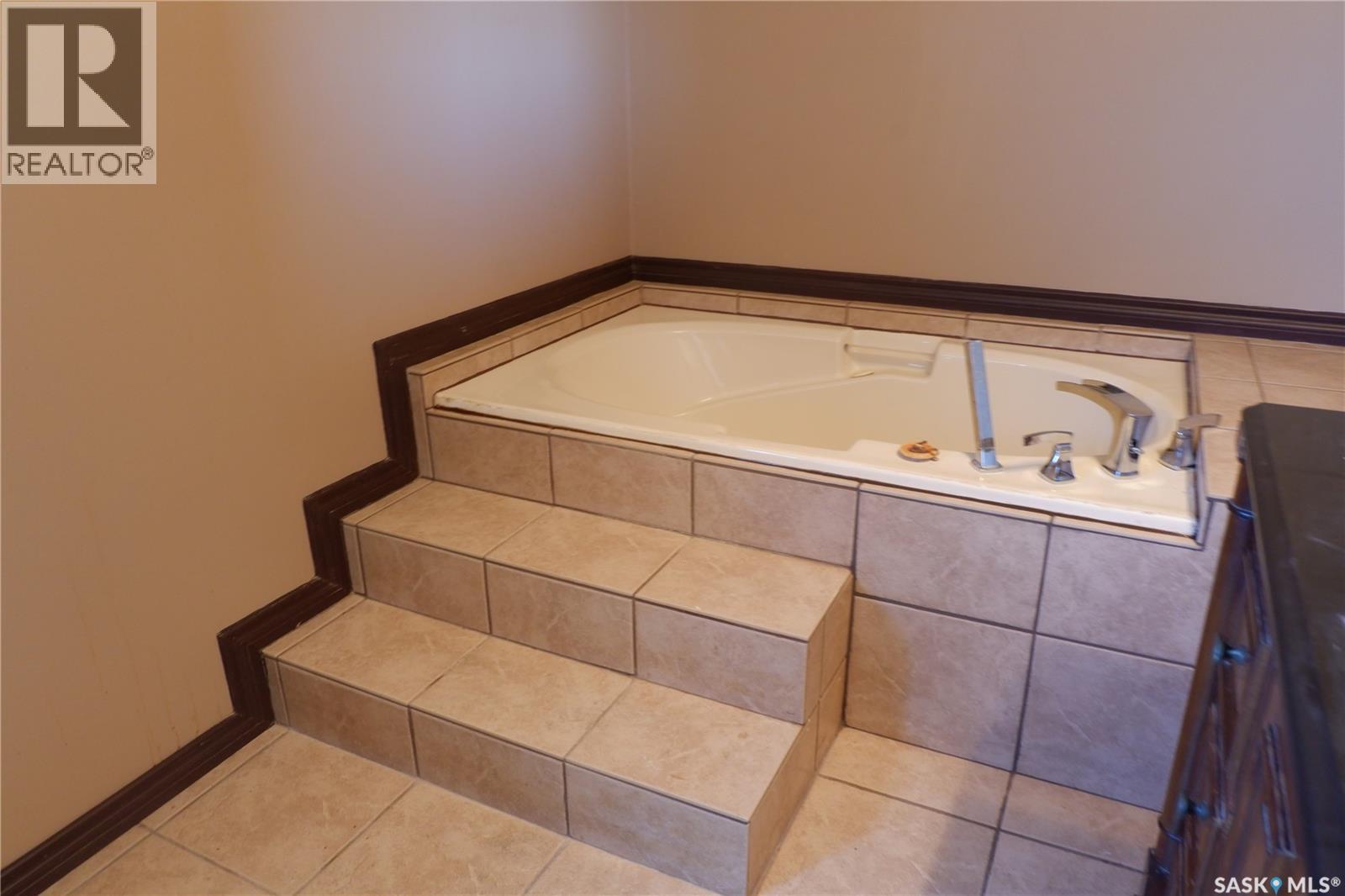 600 Railway Avenue E, Assiniboia, SK - Indoor Photo Showing Bathroom