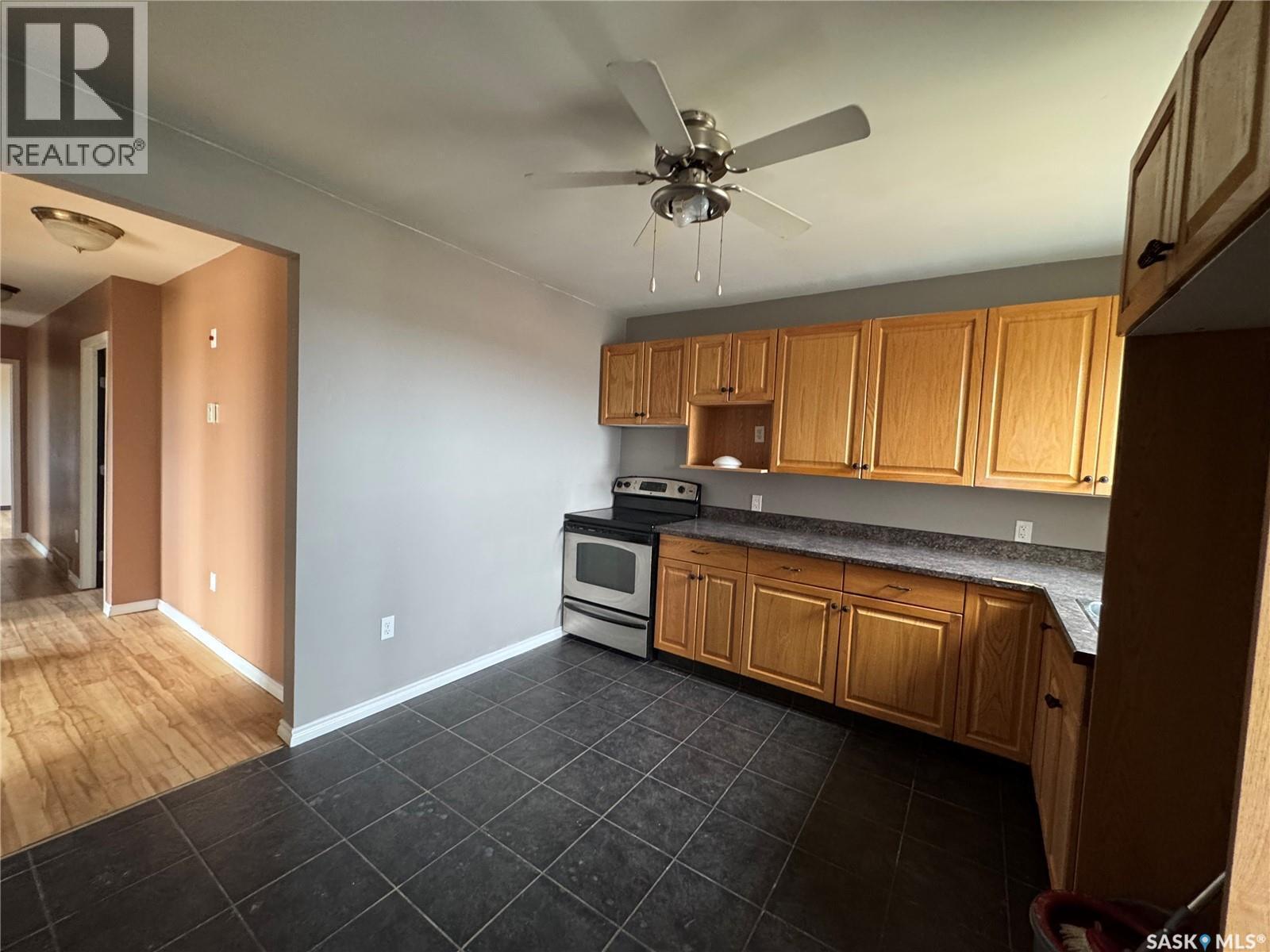 600 Railway Avenue E, Assiniboia, SK - Indoor Photo Showing Kitchen