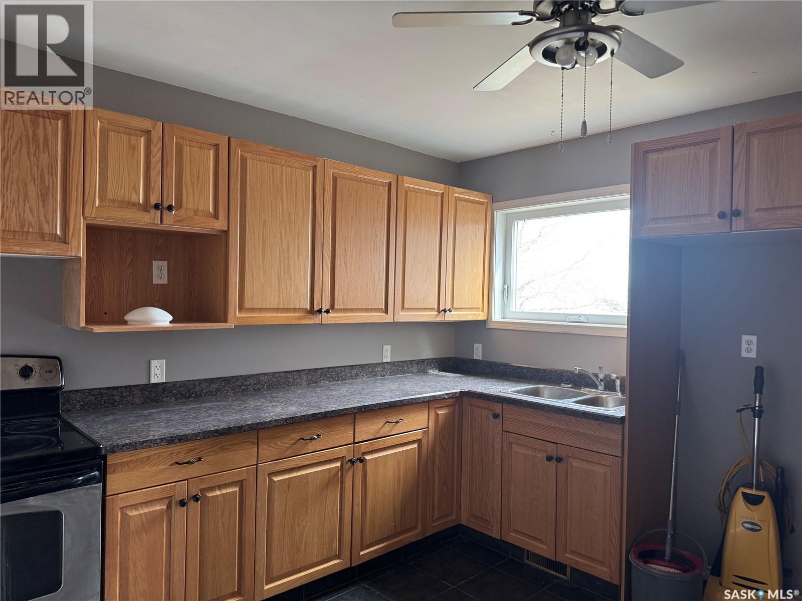 600 Railway Avenue E, Assiniboia, SK - Indoor Photo Showing Kitchen With Double Sink