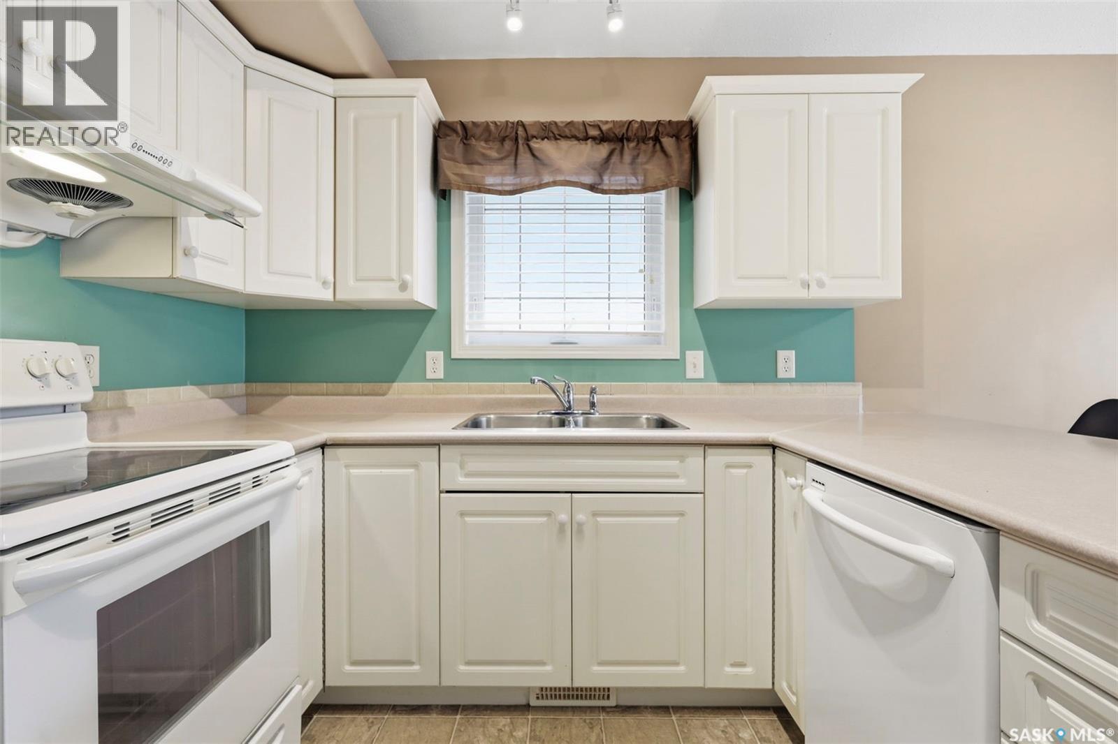 106 Lashyn Cove, Saskatoon, SK - Indoor Photo Showing Kitchen With Double Sink