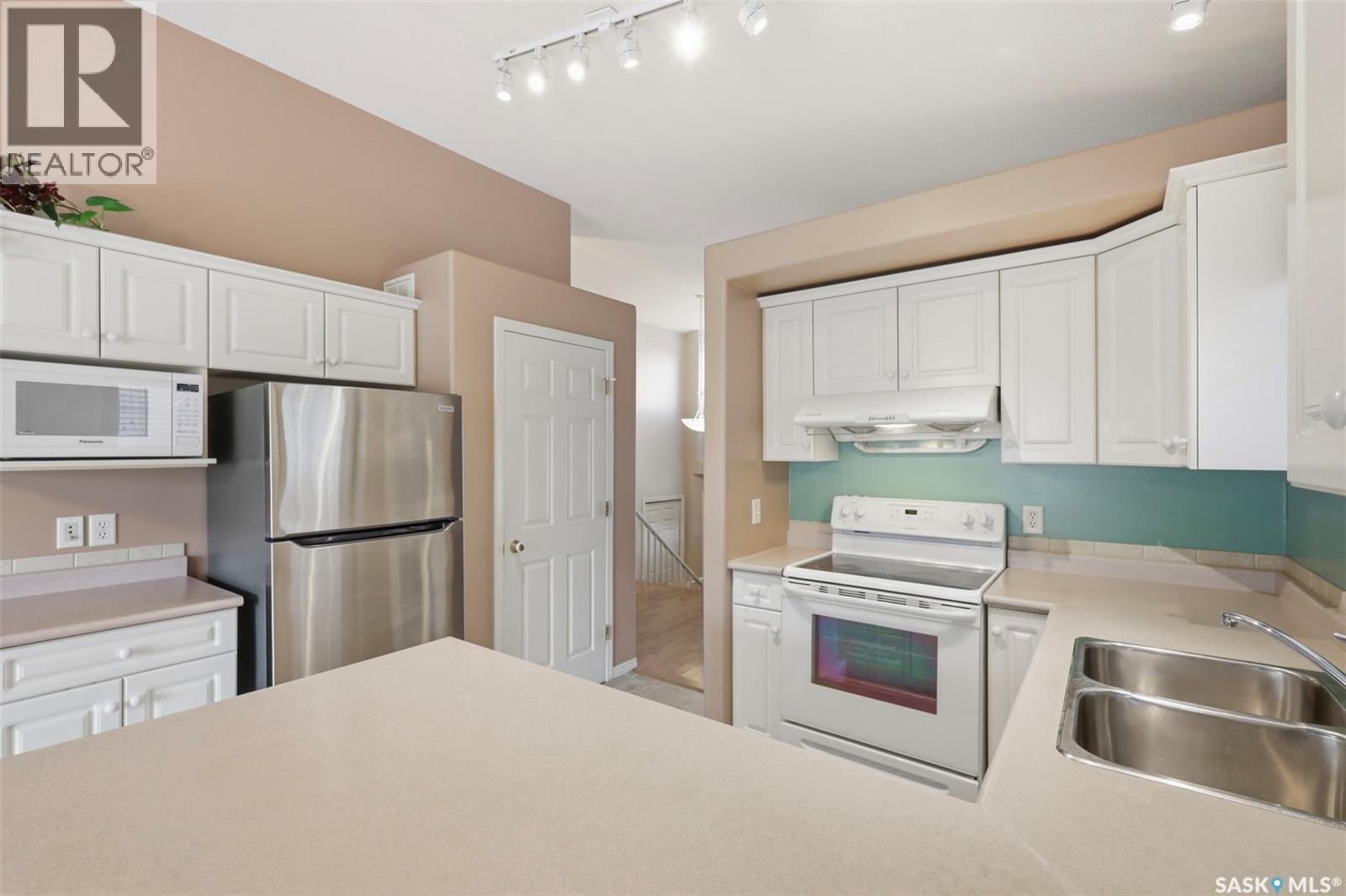 106 Lashyn Cove, Saskatoon, SK - Indoor Photo Showing Kitchen With Double Sink