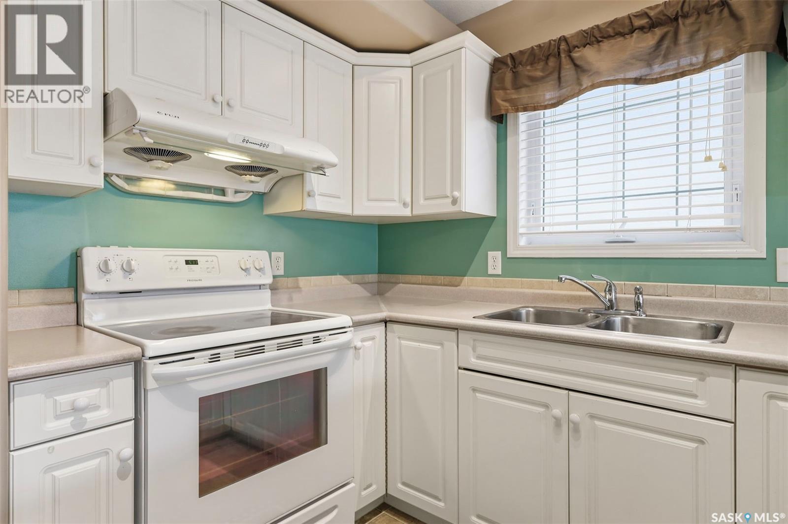 106 Lashyn Cove, Saskatoon, SK - Indoor Photo Showing Kitchen With Double Sink