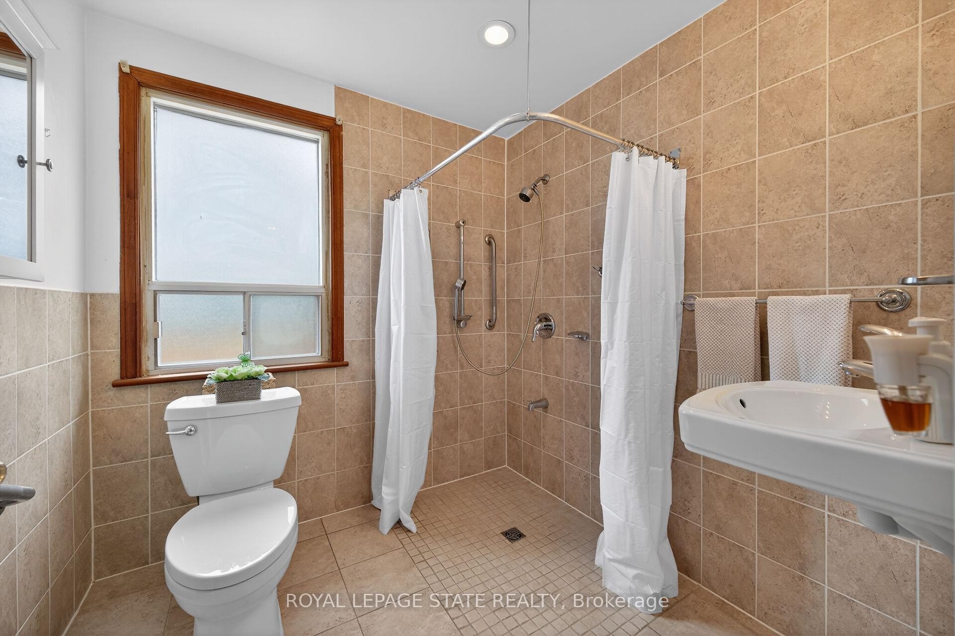 163 Rosedale Avenue, Hamilton, ON - Indoor Photo Showing Bathroom