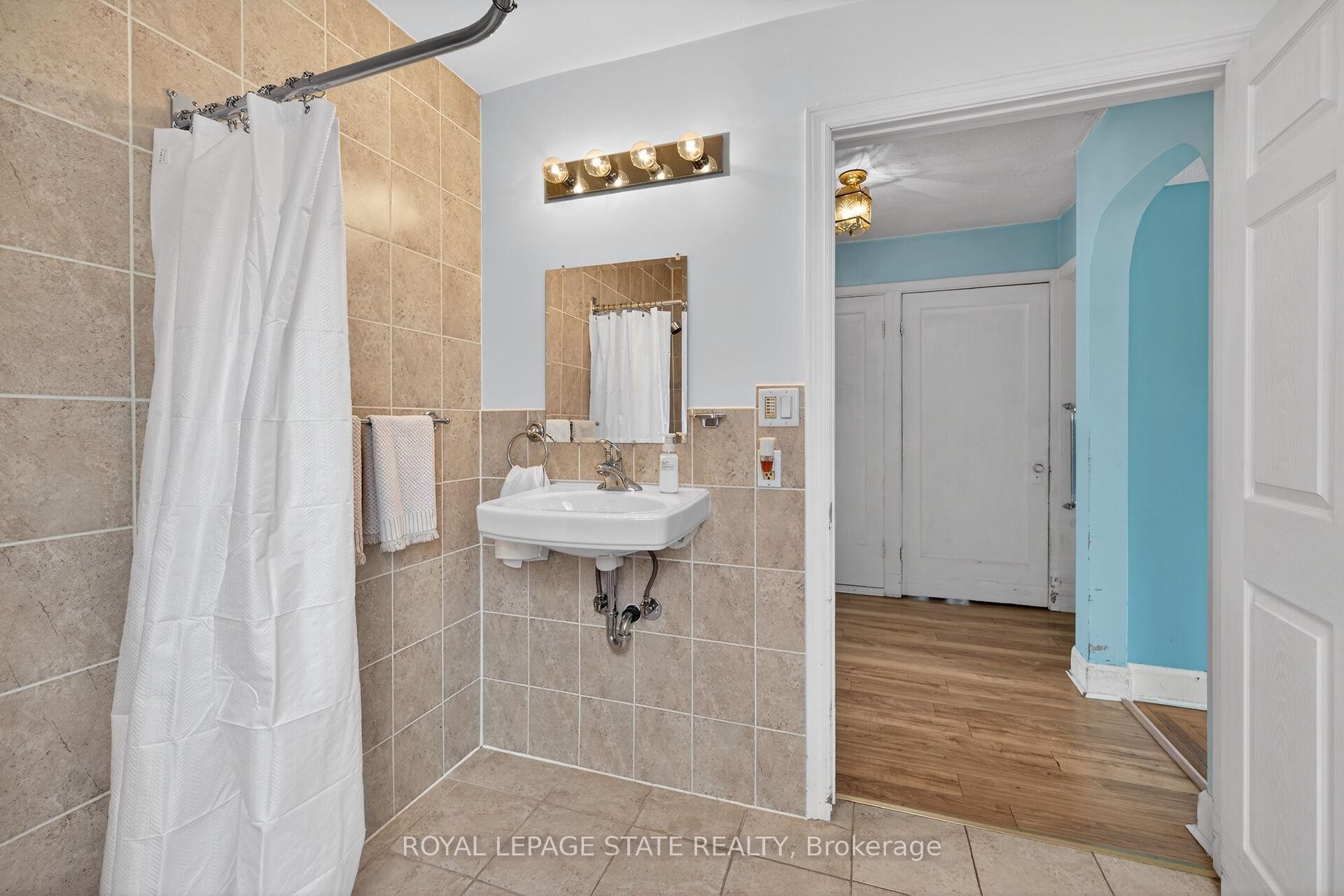 163 Rosedale Avenue, Hamilton, ON - Indoor Photo Showing Bathroom
