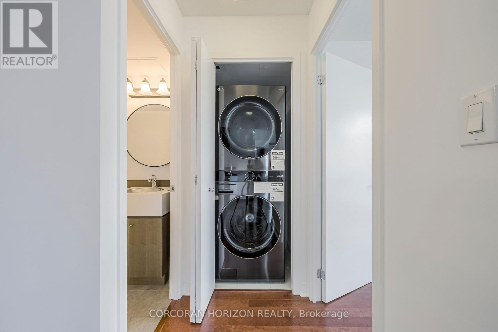 609 - 10 Navy Wharf Court, Toronto, ON - Indoor Photo Showing Laundry Room