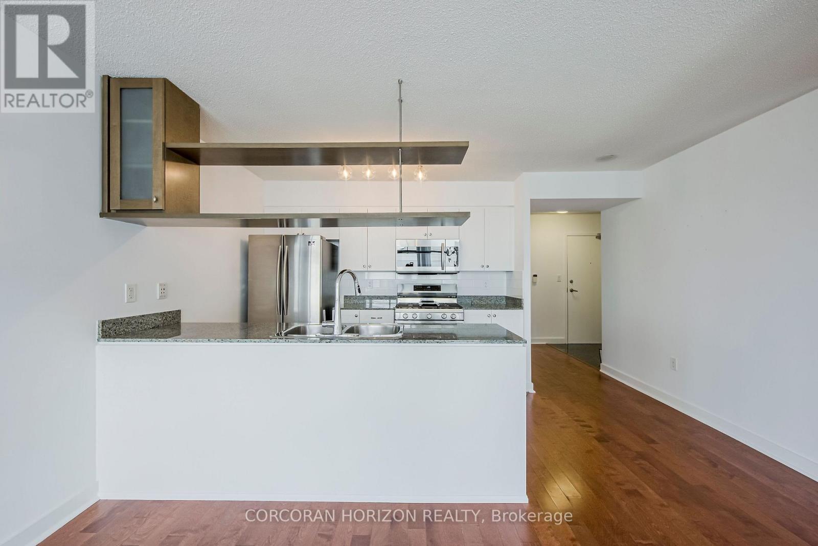 609 - 10 Navy Wharf Court, Toronto, ON - Indoor Photo Showing Kitchen