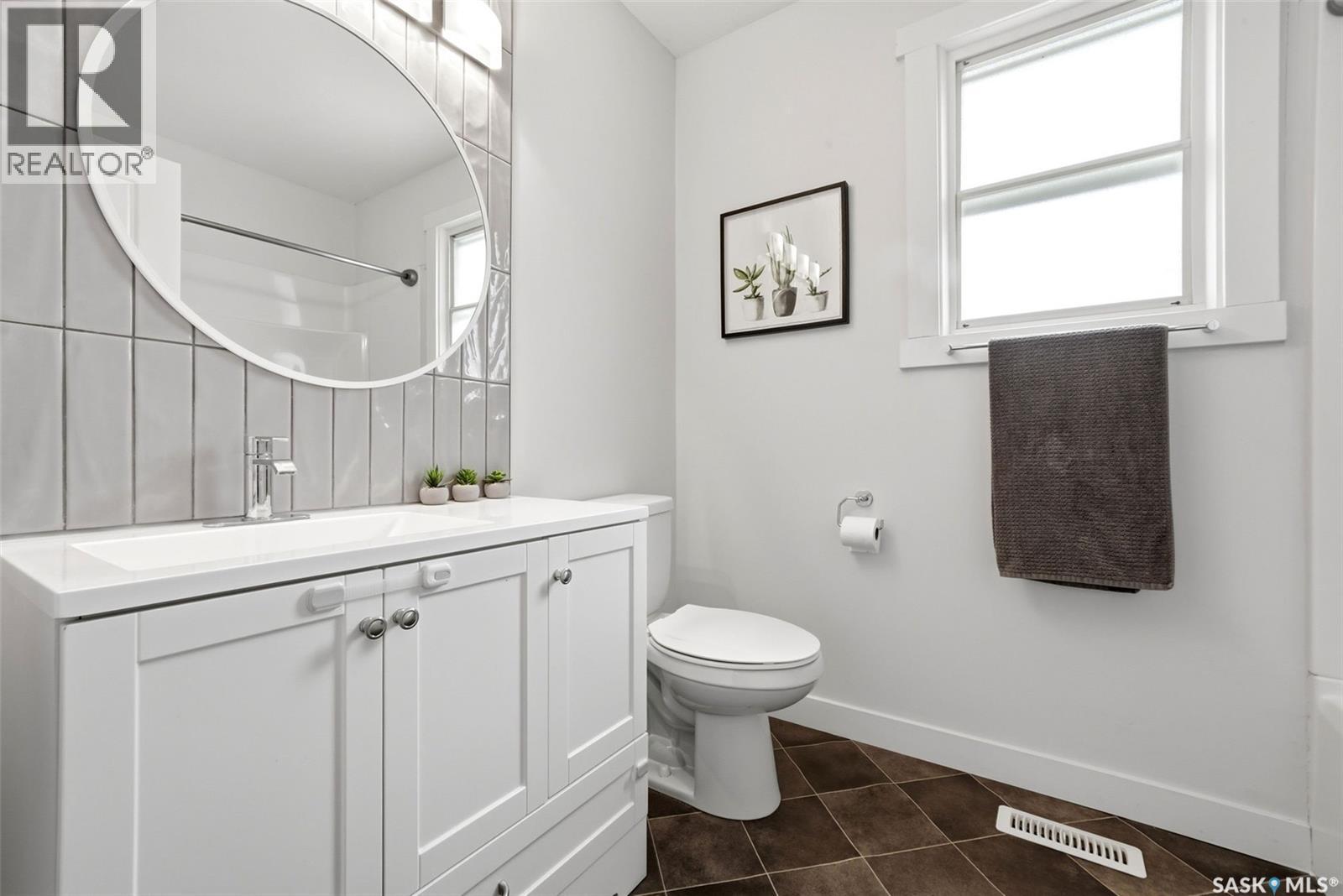 2709 24Th Avenue, Regina, SK - Indoor Photo Showing Bathroom