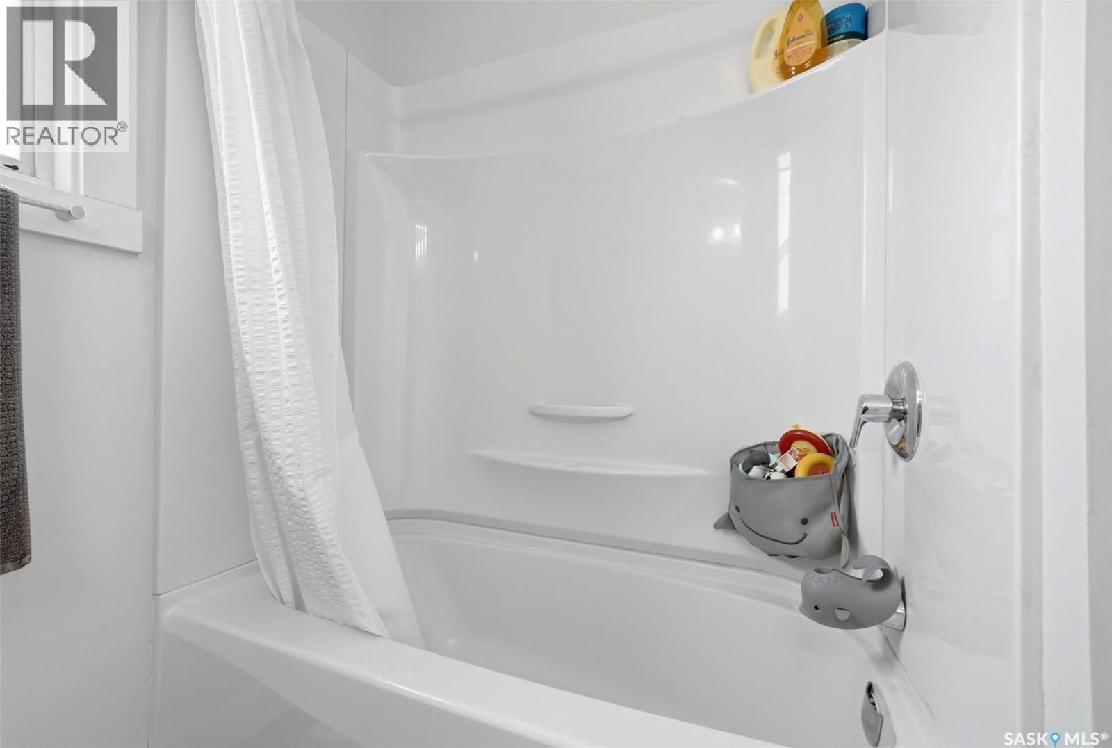 2709 24Th Avenue, Regina, SK - Indoor Photo Showing Bathroom