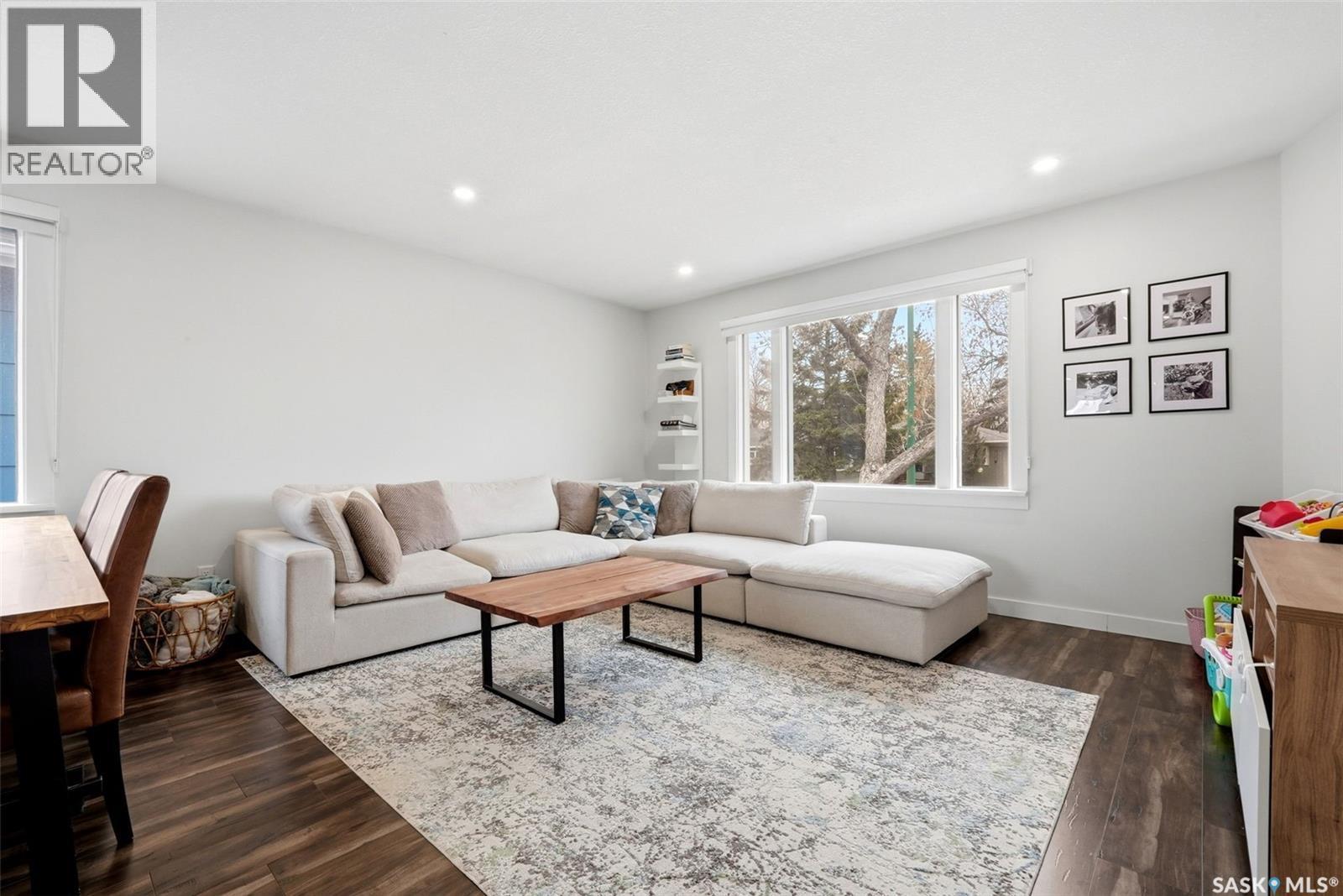 2709 24Th Avenue, Regina, SK - Indoor Photo Showing Living Room