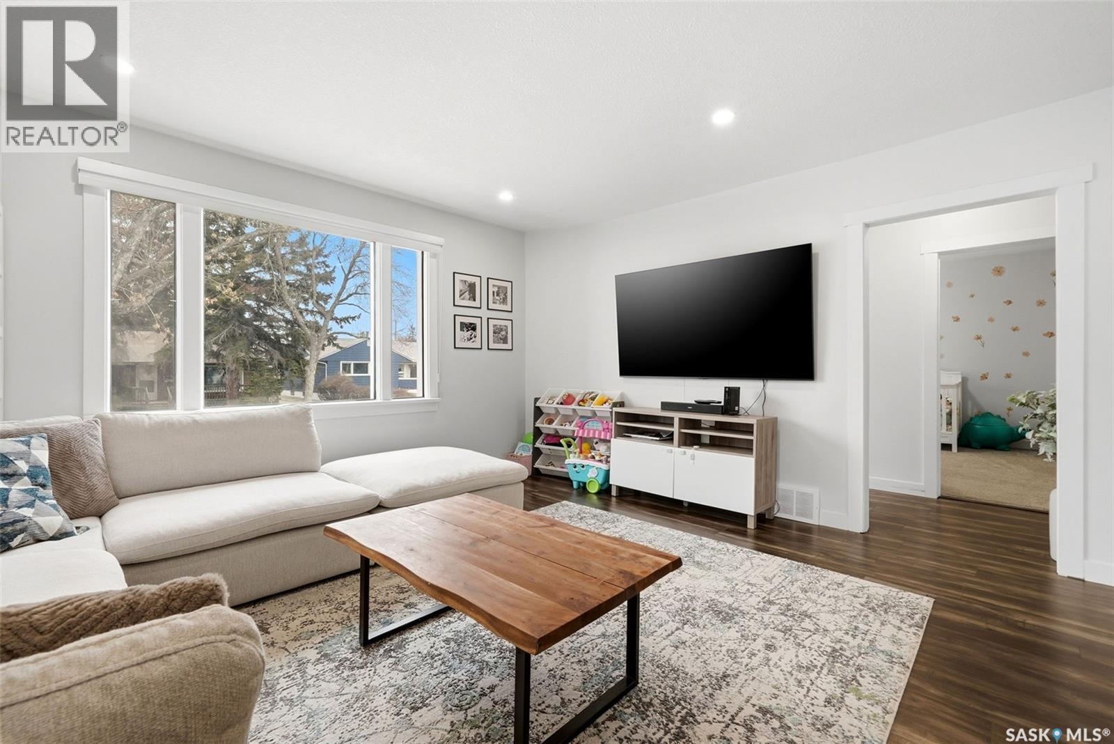 2709 24Th Avenue, Regina, SK - Indoor Photo Showing Living Room