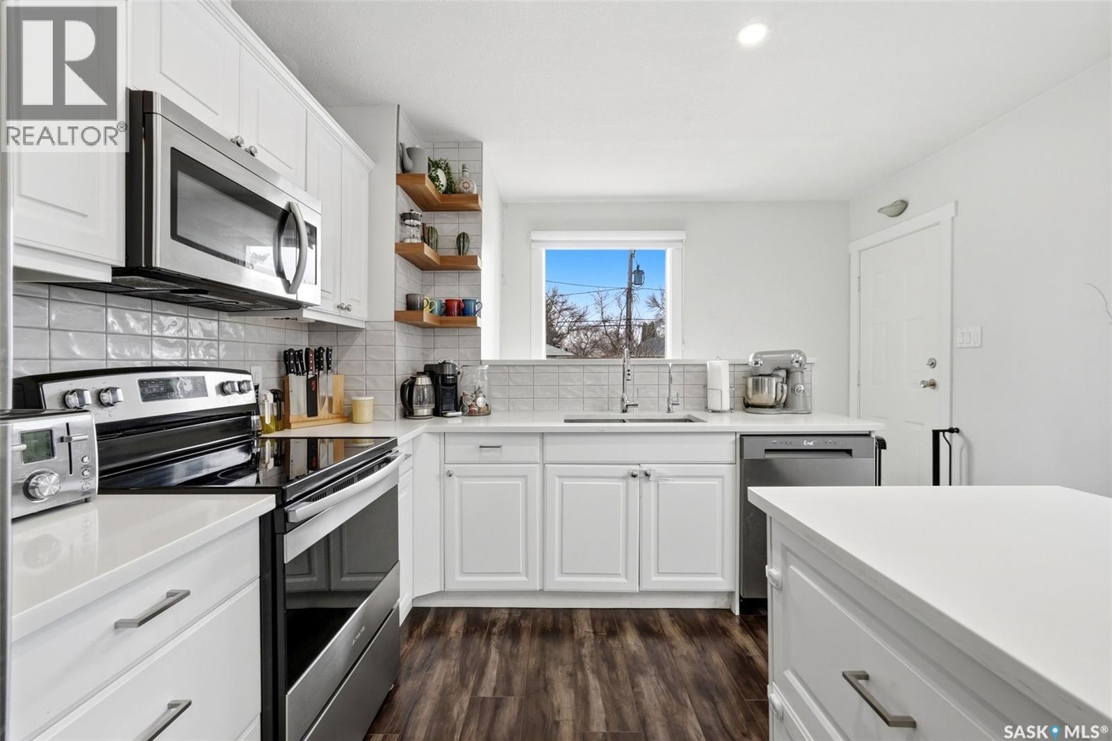 2709 24Th Avenue, Regina, SK - Indoor Photo Showing Kitchen With Upgraded Kitchen