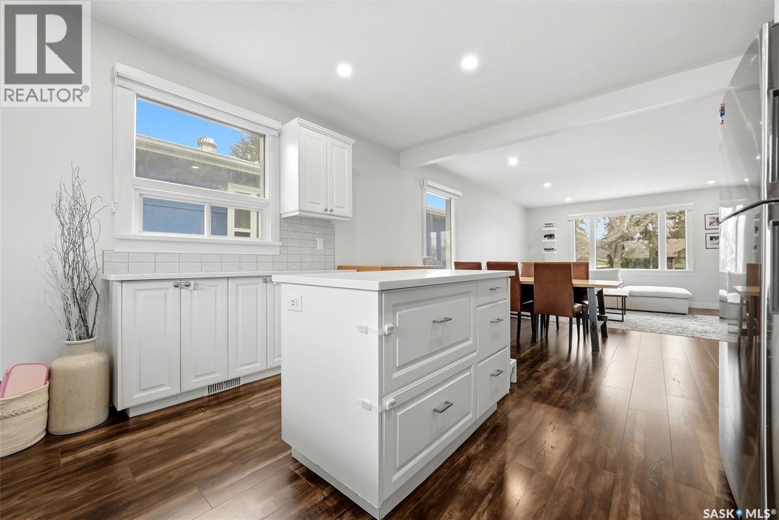 2709 24Th Avenue, Regina, SK - Indoor Photo Showing Kitchen