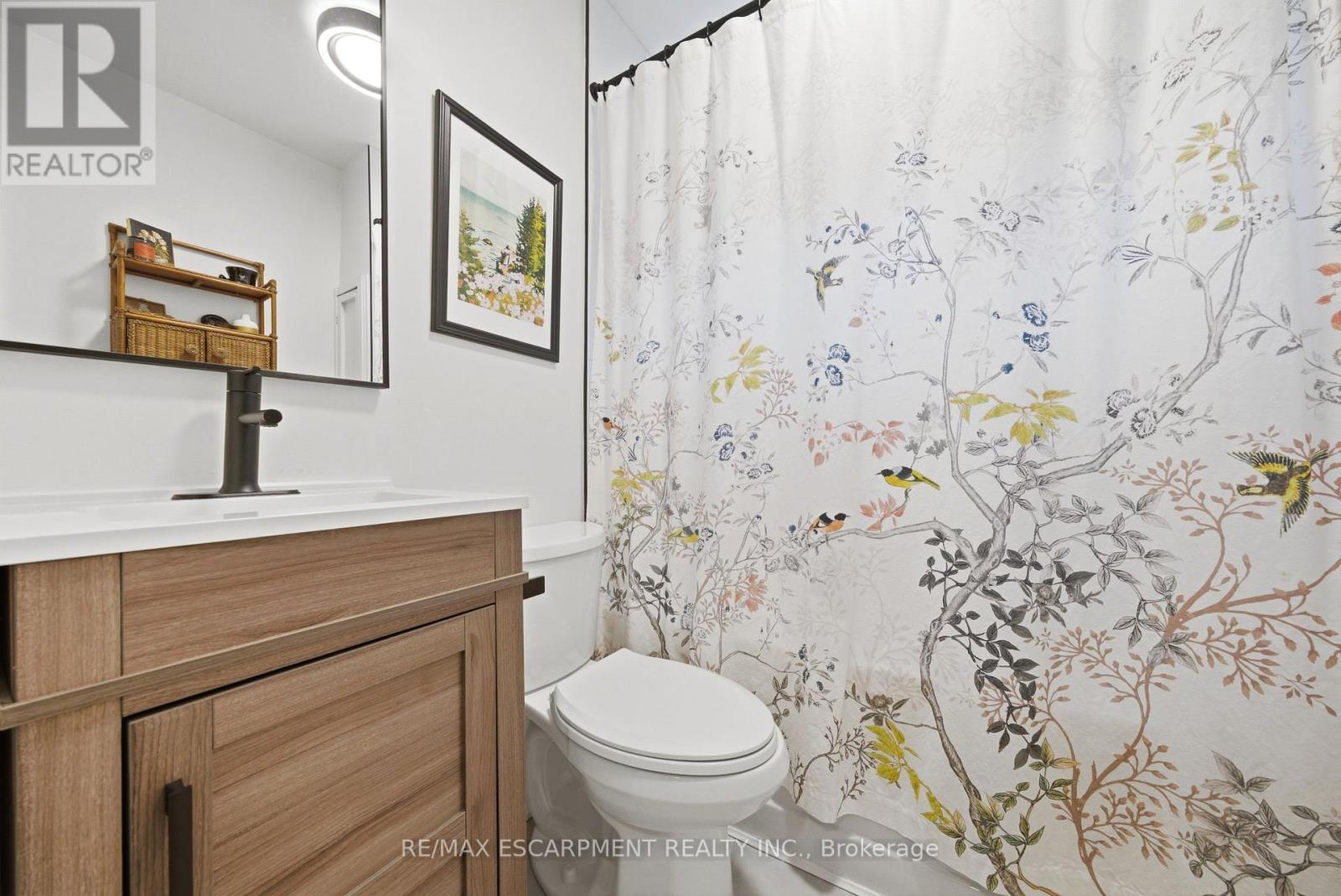 752 Ninth Avenue, Hamilton, ON - Indoor Photo Showing Bathroom