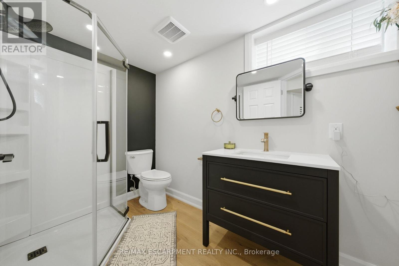 752 Ninth Avenue, Hamilton, ON - Indoor Photo Showing Bathroom