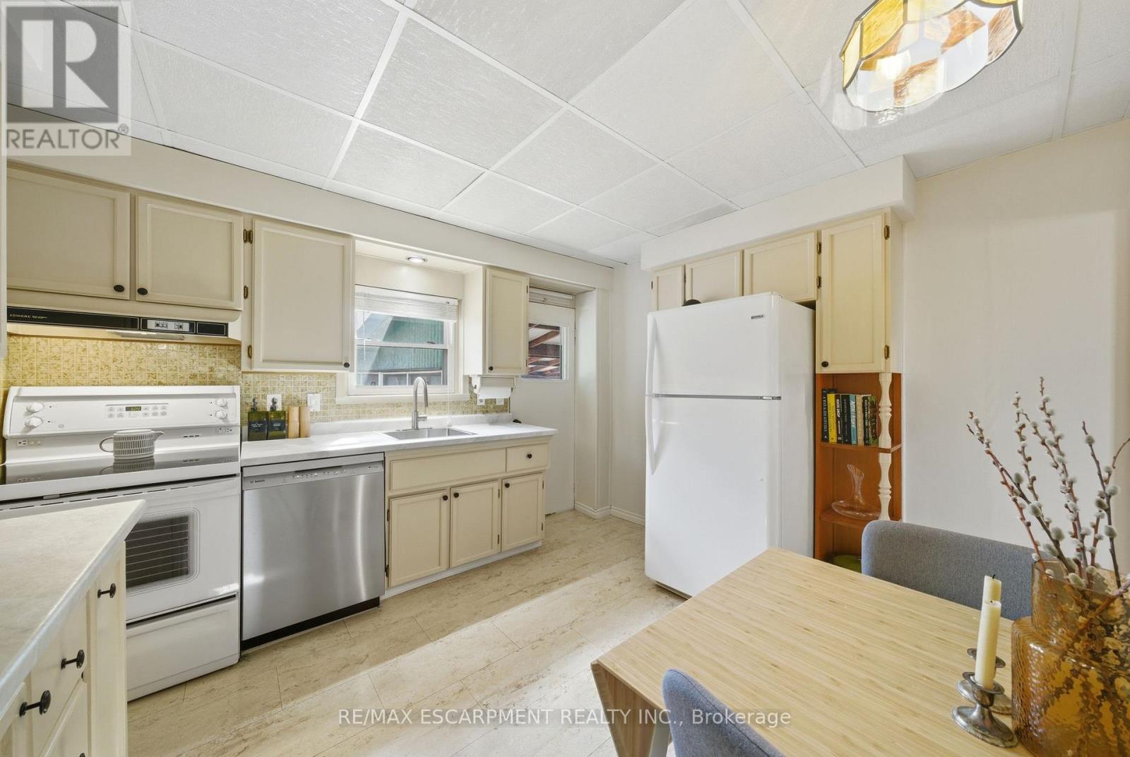 752 Ninth Avenue, Hamilton, ON - Indoor Photo Showing Kitchen