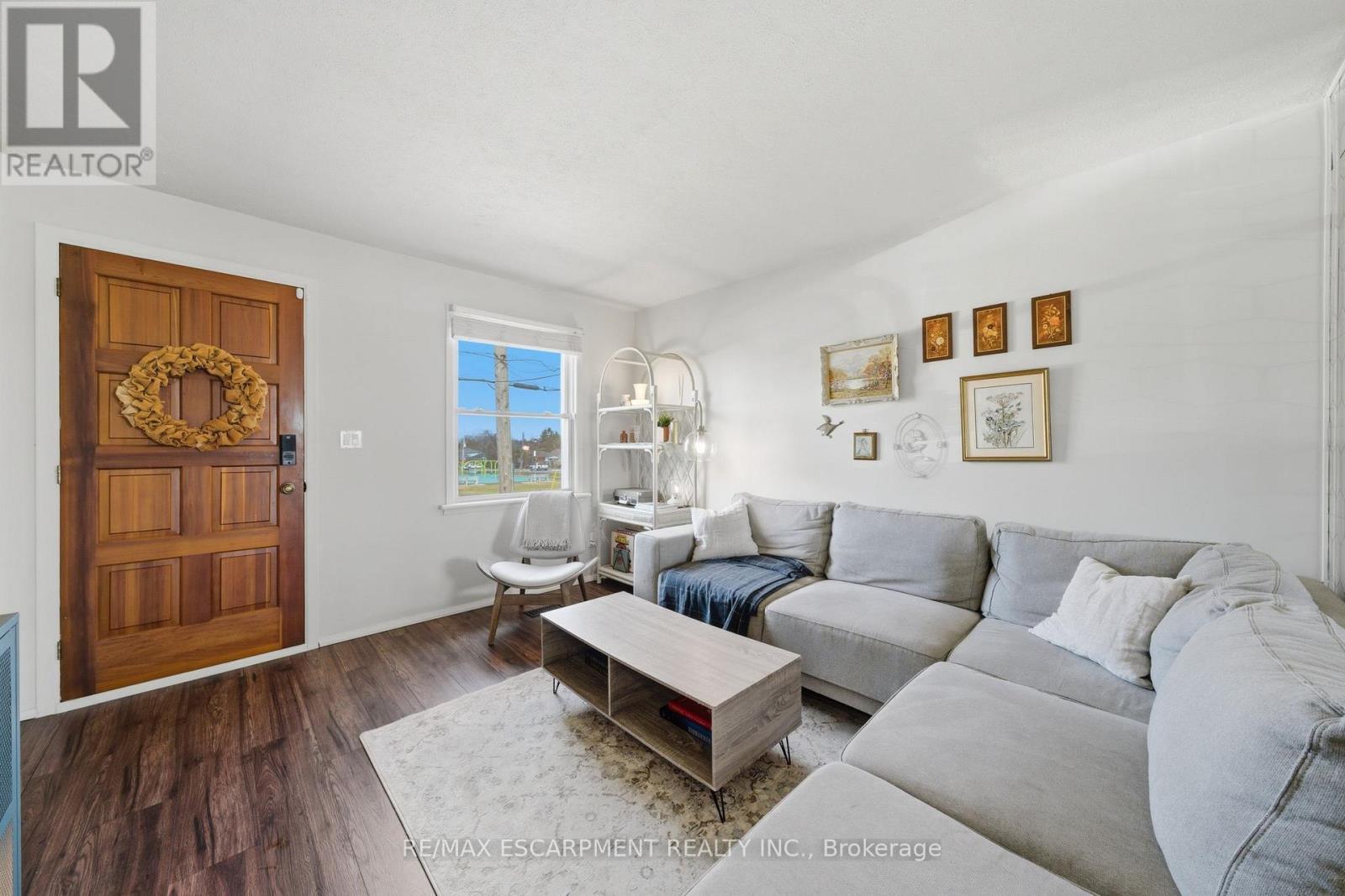 752 Ninth Avenue, Hamilton, ON - Indoor Photo Showing Living Room