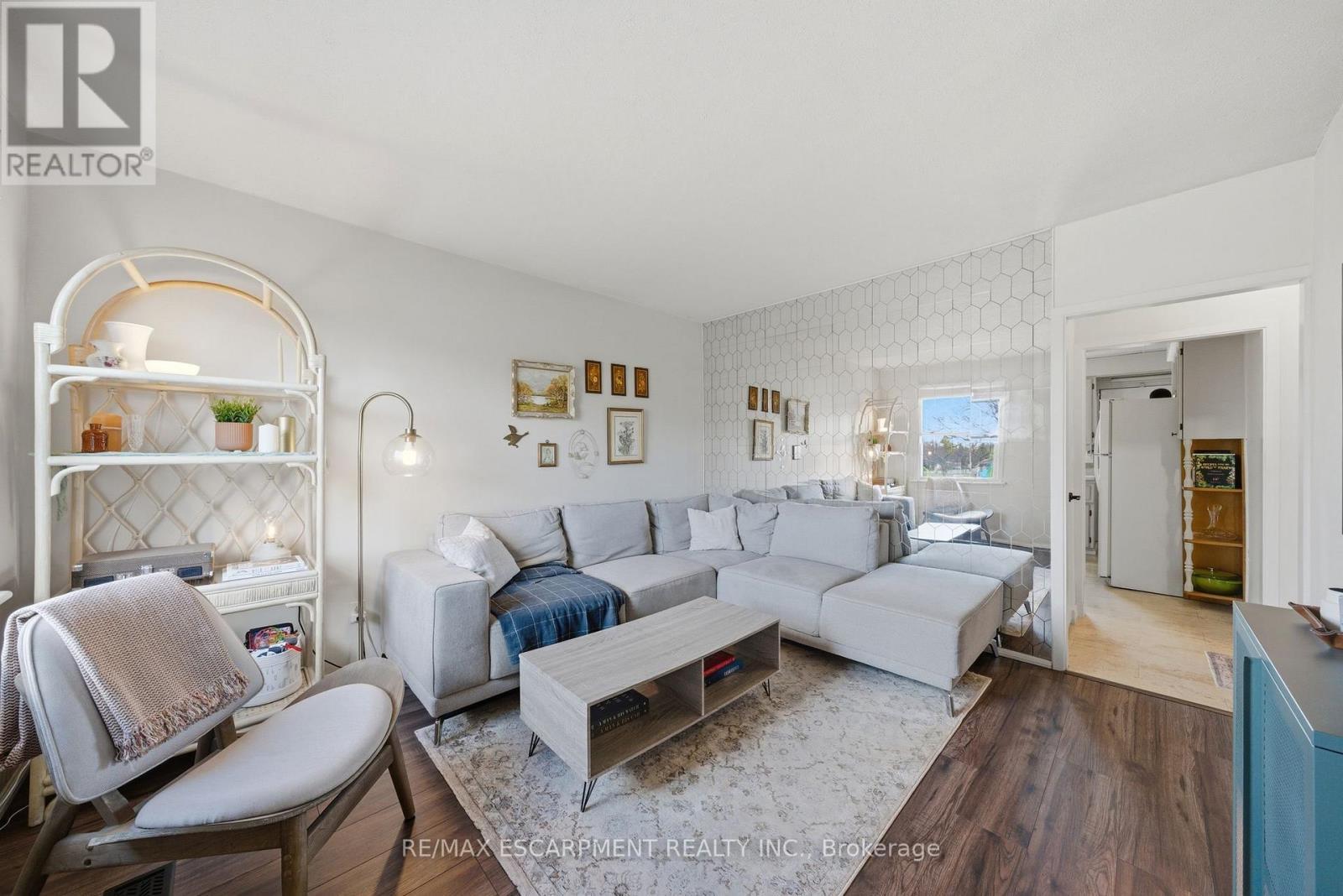 752 Ninth Avenue, Hamilton, ON - Indoor Photo Showing Living Room