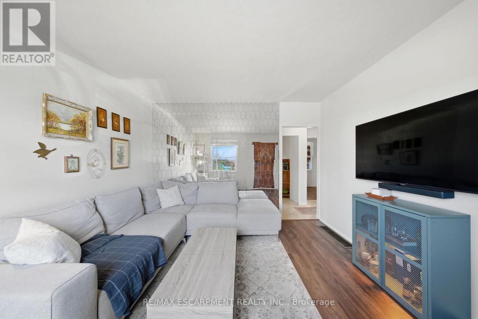 752 Ninth Avenue, Hamilton, ON - Indoor Photo Showing Living Room