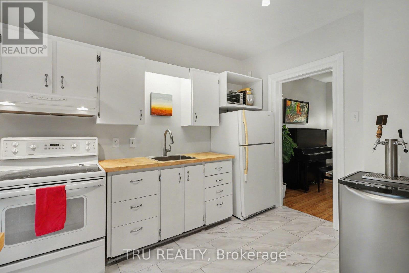 Warm spacious kitchen - 49 Newton Street, Ottawa, ON - Indoor Photo Showing Kitchen