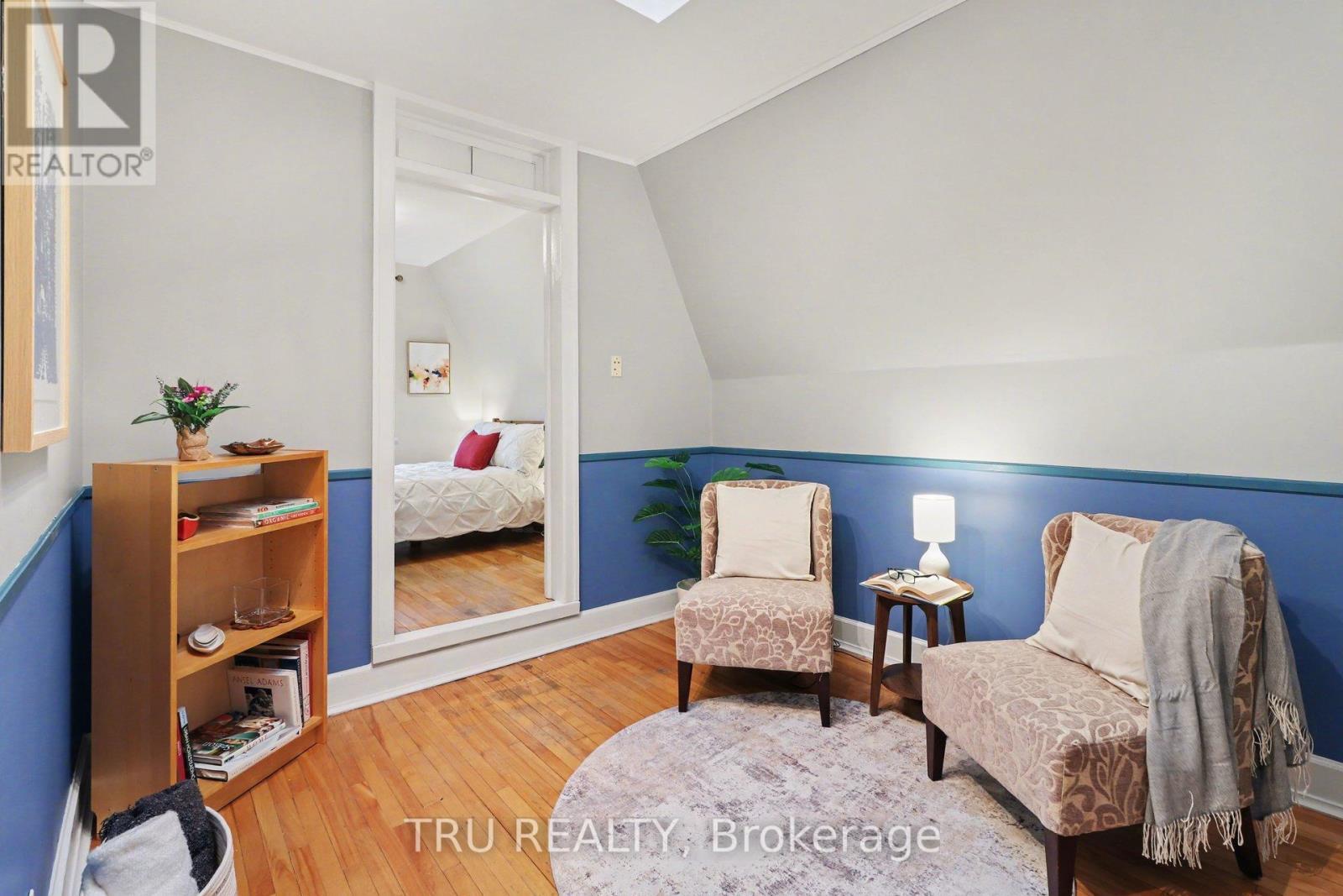 Bright bonus family/lounge/bdrm with skylight - 49 Newton Street, Ottawa, ON - Indoor