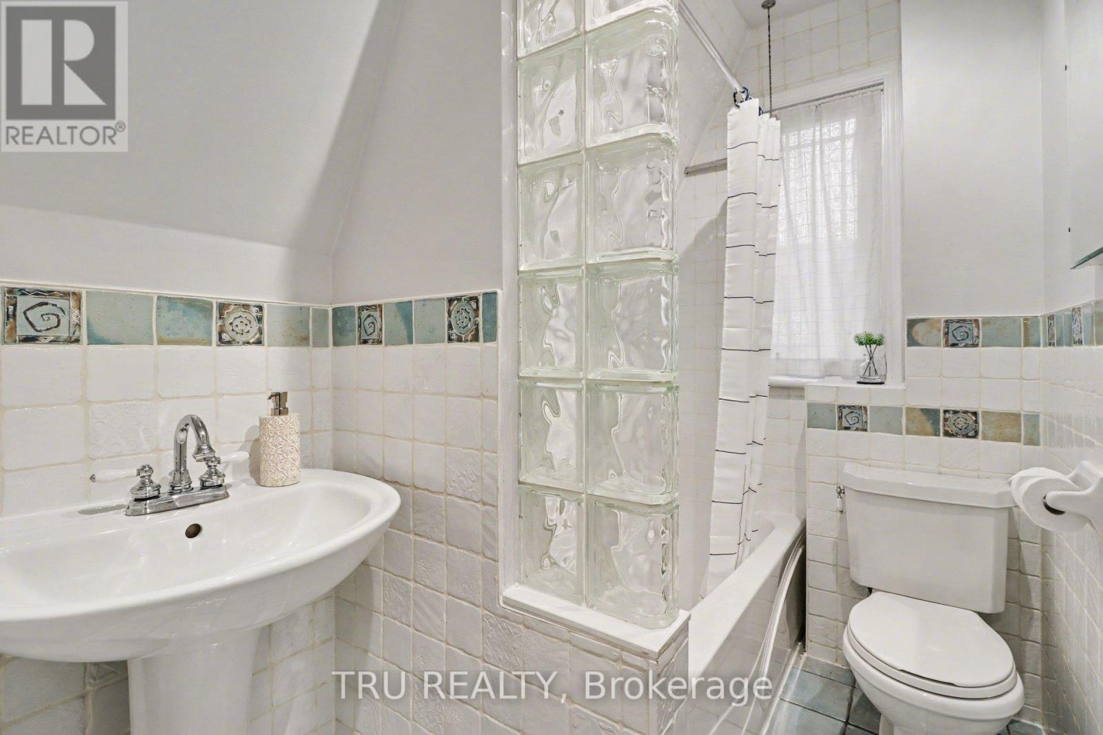 4-piece bathroom - 49 Newton Street, Ottawa, ON - Indoor Photo Showing Bathroom