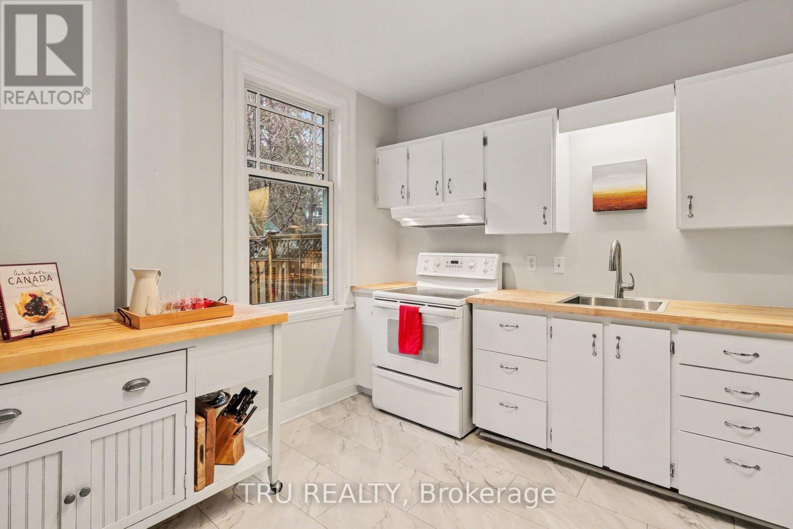 Warm spacious kitchen - 49 Newton Street, Ottawa, ON - Indoor Photo Showing Kitchen