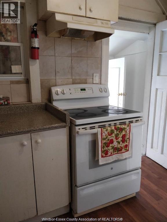 354 Bruce, Windsor, ON - Indoor Photo Showing Kitchen