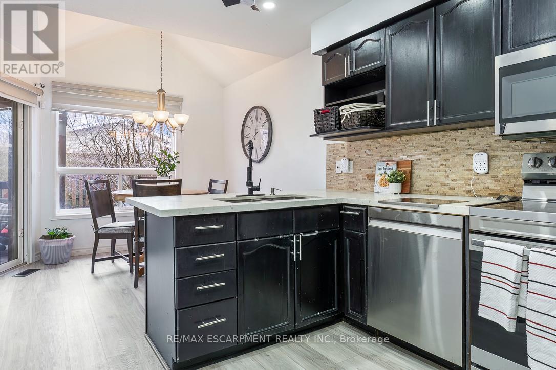 45 Hawkins Drive, Cambridge, ON - Indoor Photo Showing Kitchen With Upgraded Kitchen