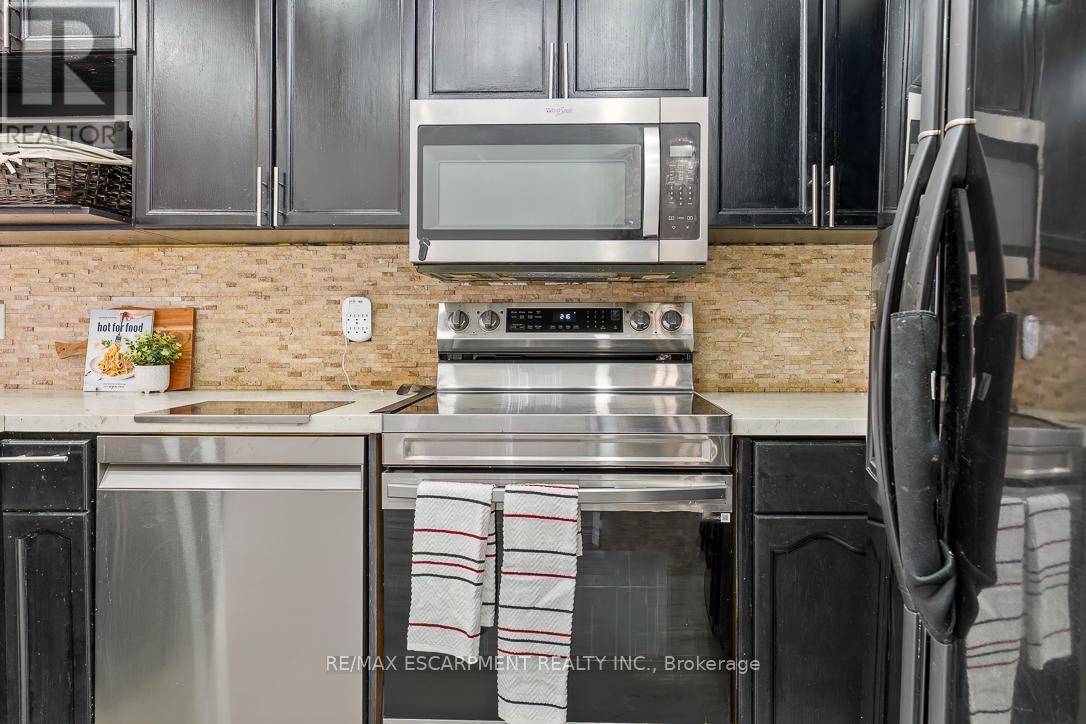 45 Hawkins Drive, Cambridge, ON - Indoor Photo Showing Kitchen With Upgraded Kitchen
