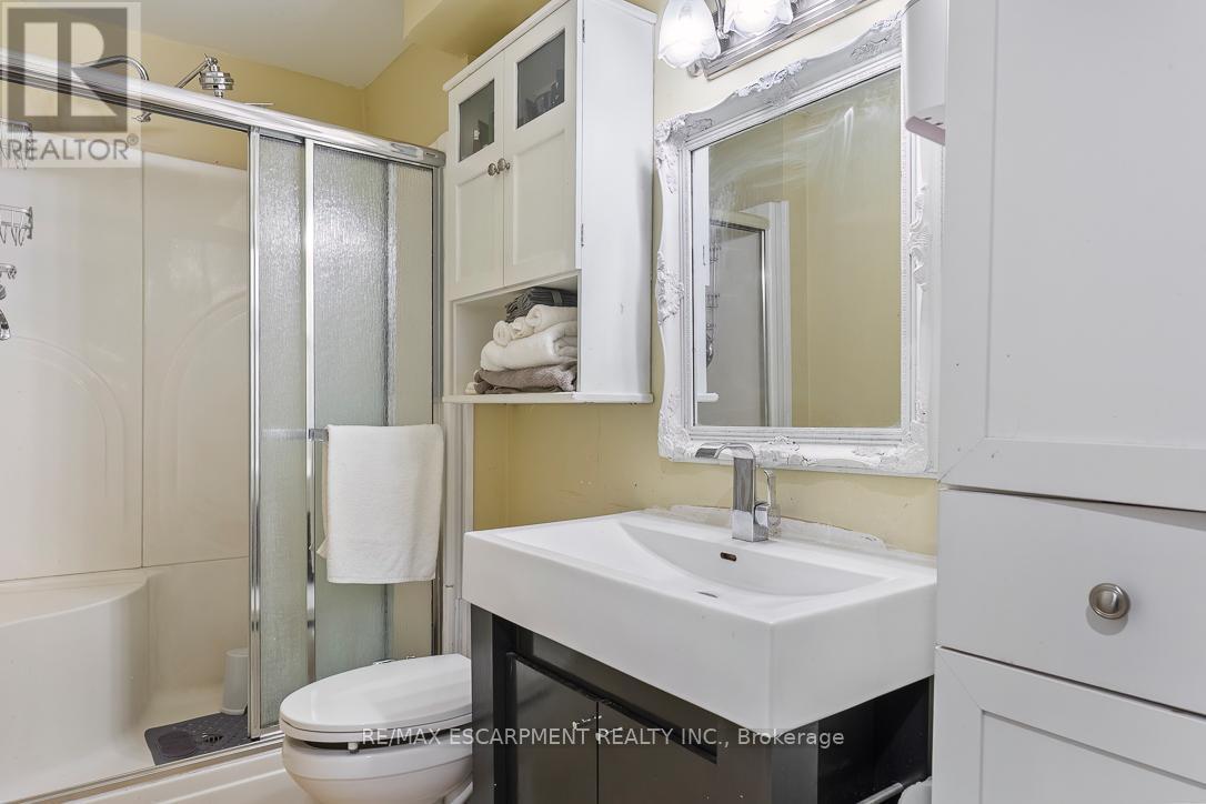 45 Hawkins Drive, Cambridge, ON - Indoor Photo Showing Bathroom