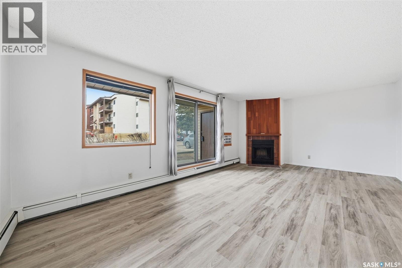 102 385 Kingsmere Boulevard, Saskatoon, SK - Indoor Photo Showing Living Room With Fireplace