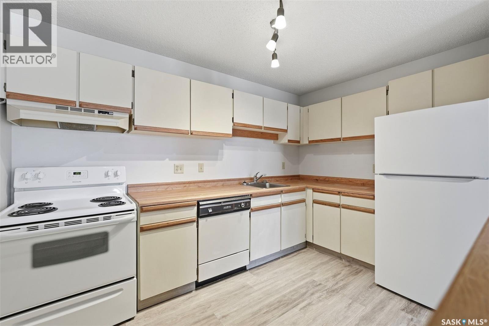 102 385 Kingsmere Boulevard, Saskatoon, SK - Indoor Photo Showing Kitchen