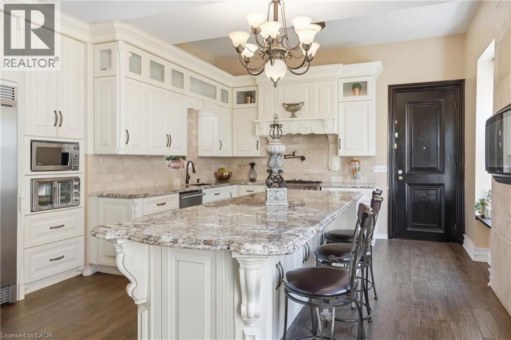 26 Ravenscliffe Avenue, Hamilton, ON - Indoor Photo Showing Kitchen With Upgraded Kitchen