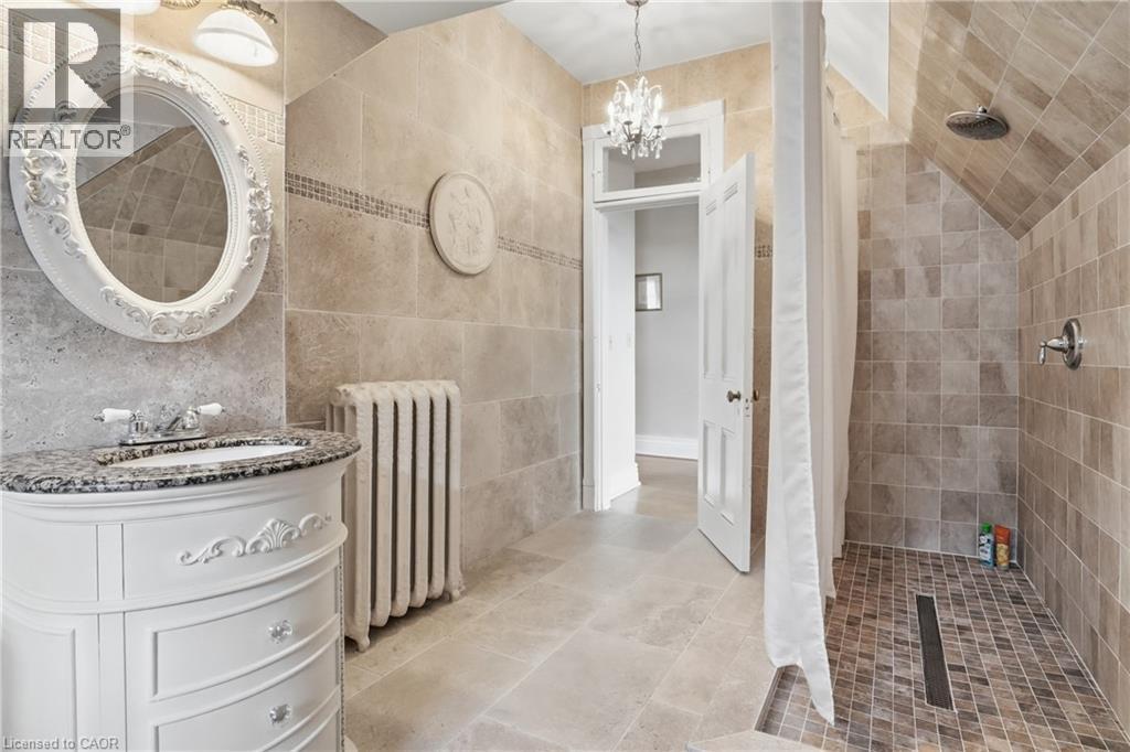 26 Ravenscliffe Avenue, Hamilton, ON - Indoor Photo Showing Bathroom