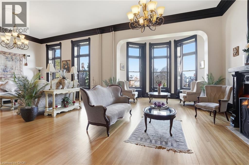 26 Ravenscliffe Avenue, Hamilton, ON - Indoor Photo Showing Living Room