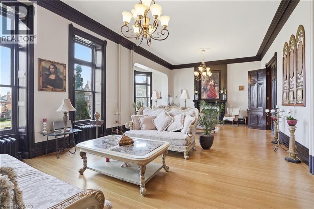 26 Ravenscliffe Avenue, Hamilton, ON - Indoor Photo Showing Living Room
