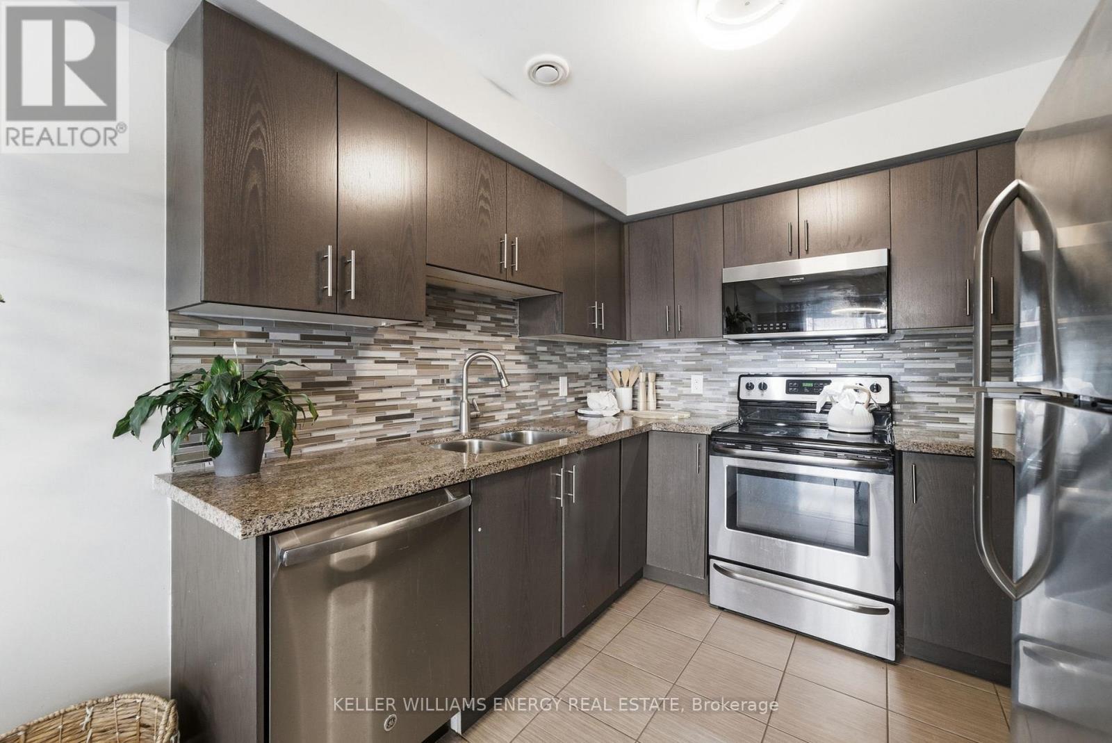 98 Tabaret Crescent, Oshawa (Windfields), ON - Indoor Photo Showing Kitchen With Stainless Steel Kitchen With Double Sink With Upgraded Kitchen