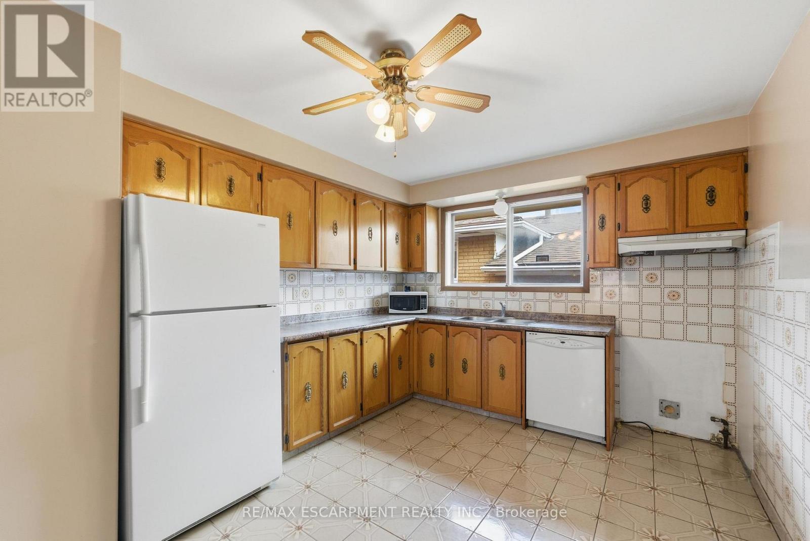 26 Adorn Court, Hamilton, ON - Indoor Photo Showing Kitchen