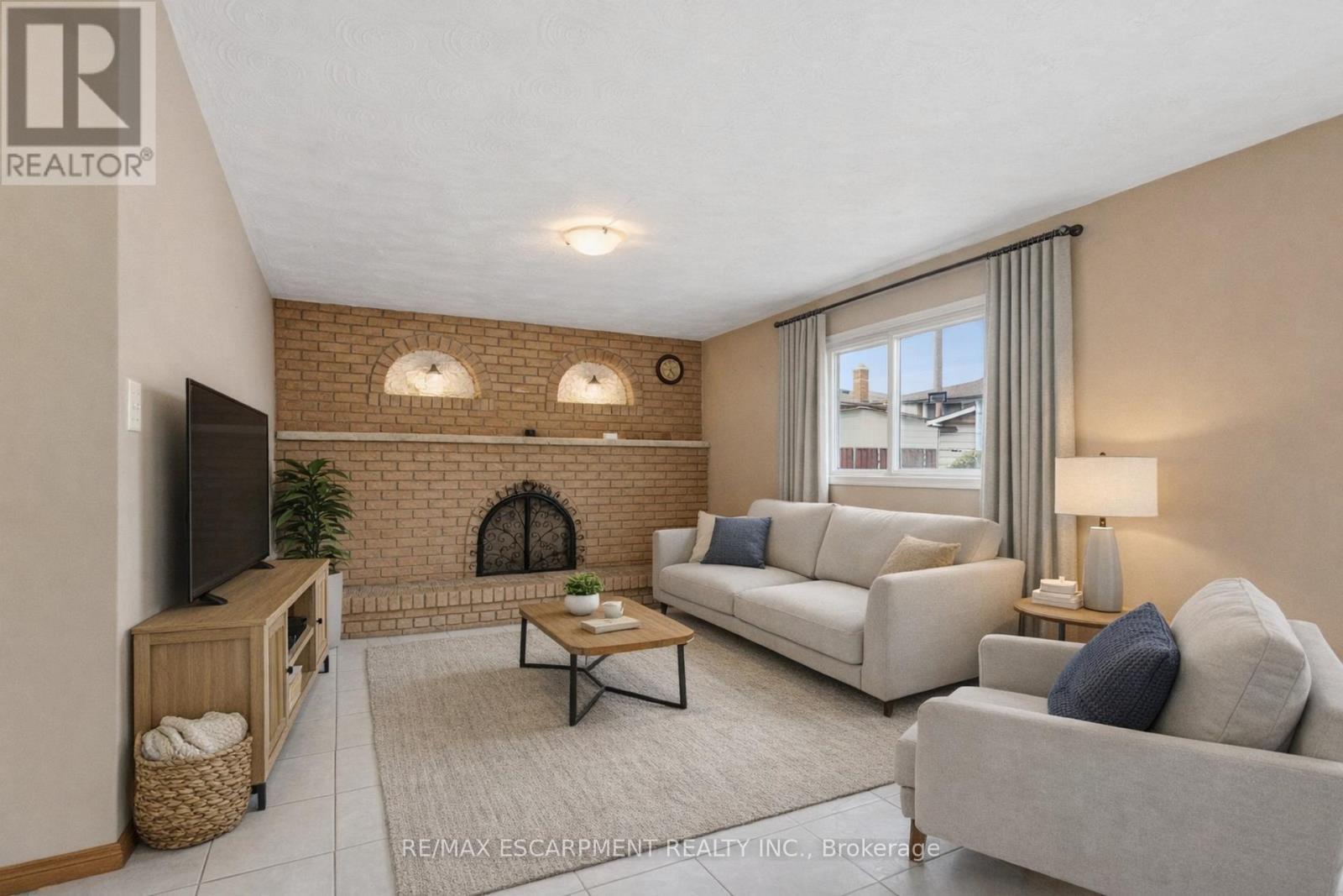 26 Adorn Court, Hamilton, ON - Indoor Photo Showing Living Room