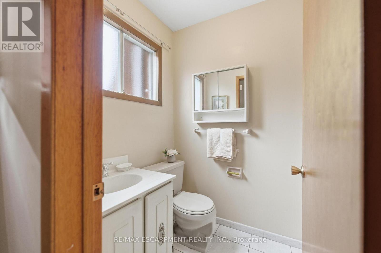 26 Adorn Court, Hamilton, ON - Indoor Photo Showing Bathroom
