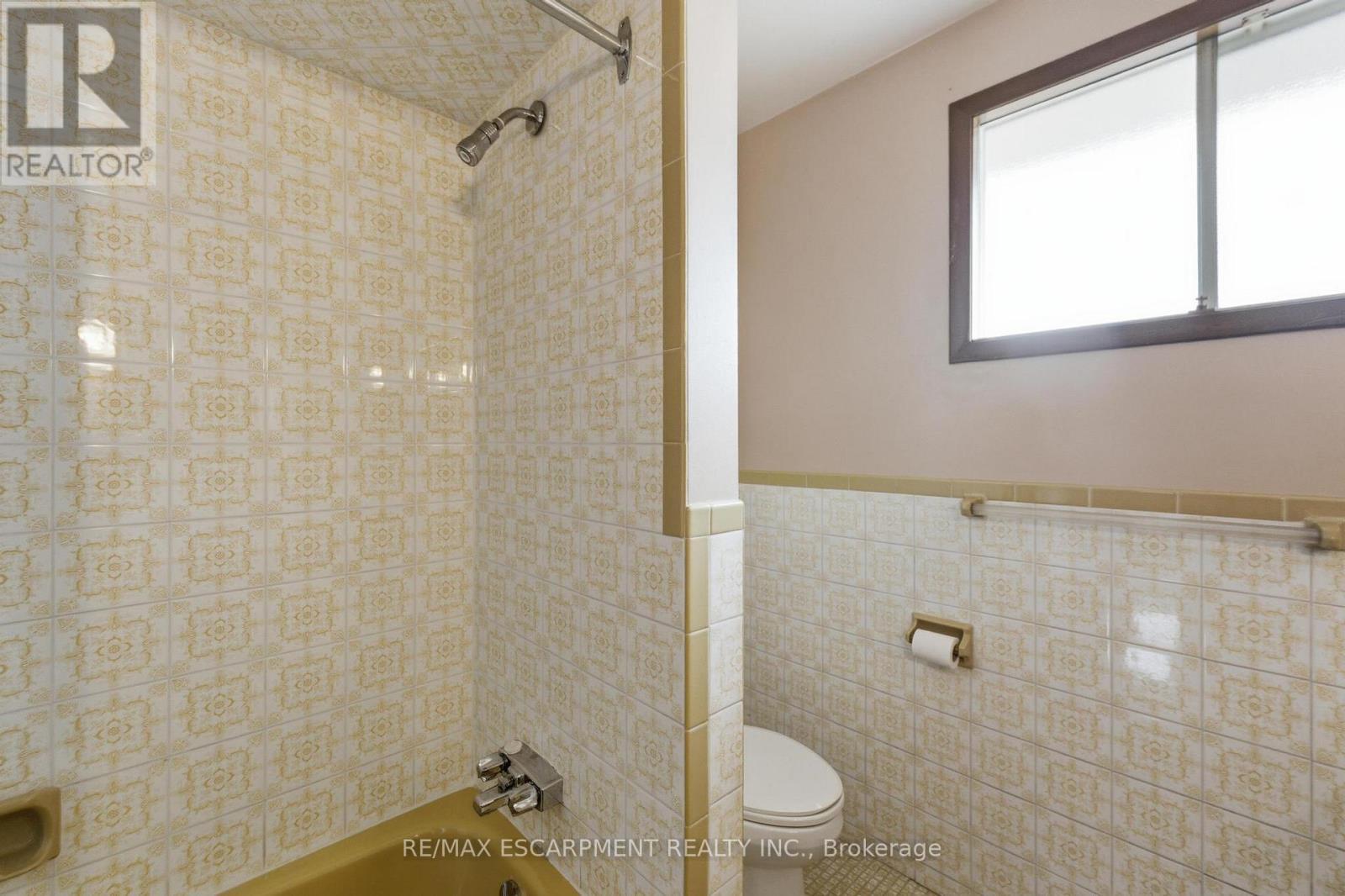 26 Adorn Court, Hamilton, ON - Indoor Photo Showing Bathroom