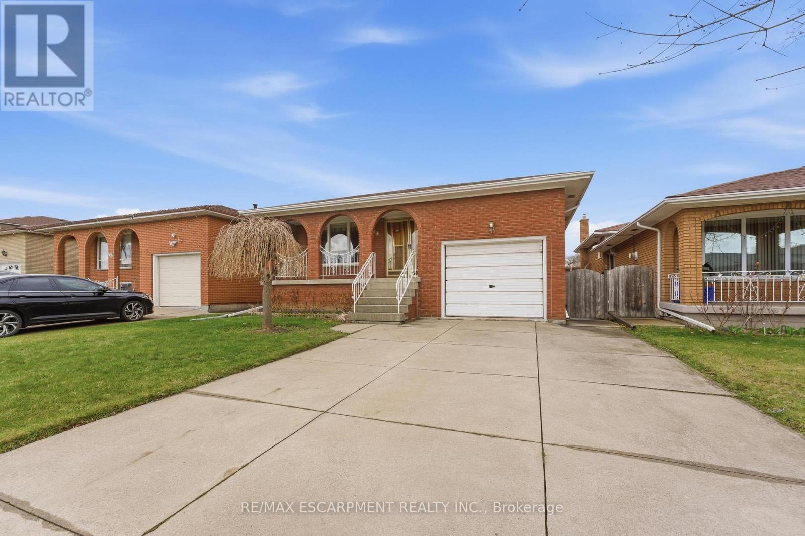 26 Adorn Court, Hamilton, ON - Outdoor With Deck Patio Veranda