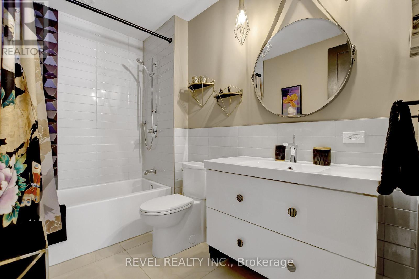 Main Level Main 4Pc Bathroom - 90 Powell Avenue, Ottawa, ON - Indoor Photo Showing Bathroom