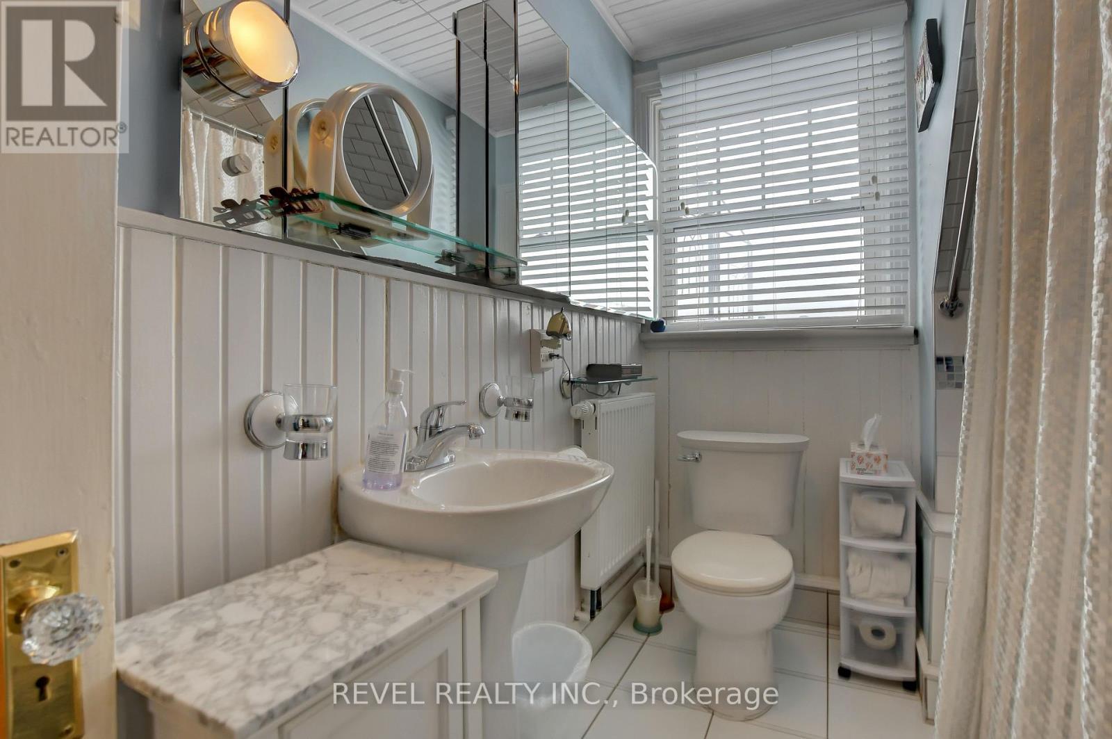 Unit #3 4Pc Bathroom - 90 Powell Avenue, Ottawa, ON - Indoor Photo Showing Bathroom