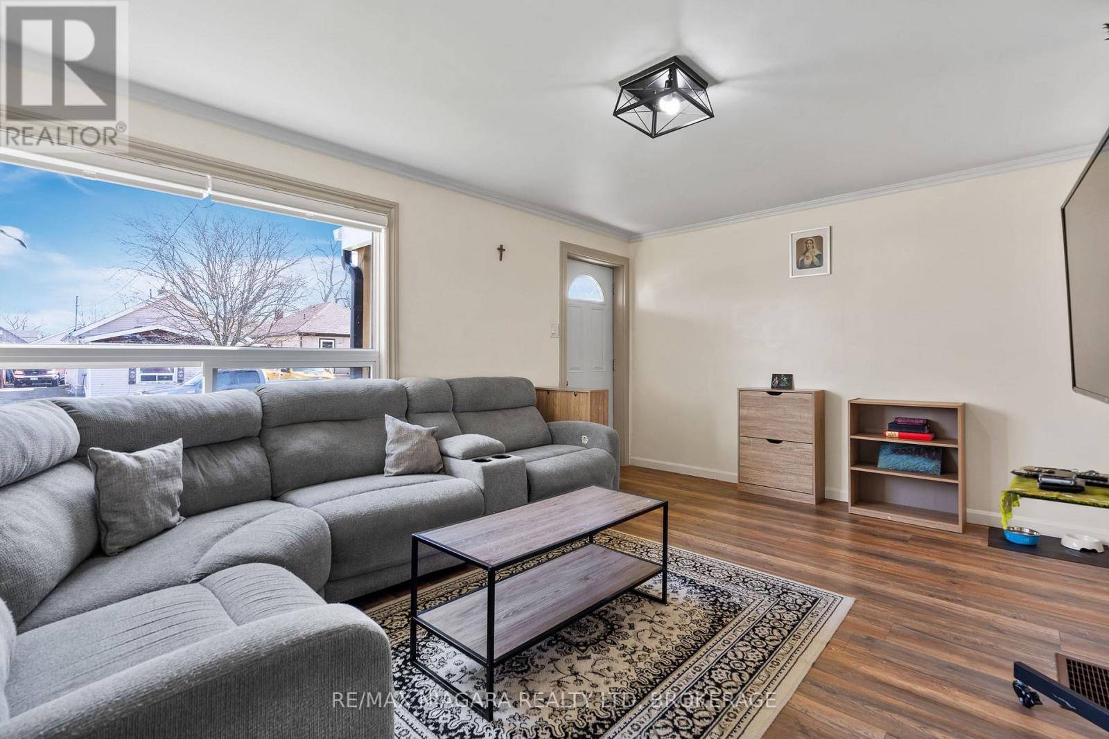 50 Merigold Street, St. Catharines (Western Hill), ON - Indoor Photo Showing Living Room