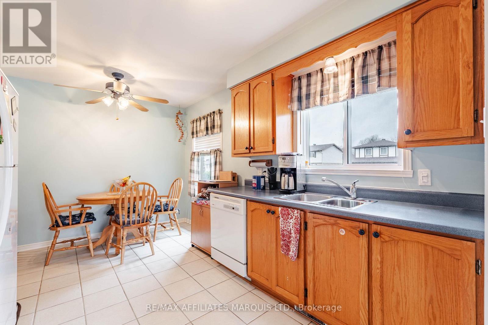 847 Glengarry Boulevard, Cornwall, ON - Indoor Photo Showing Kitchen With Double Sink