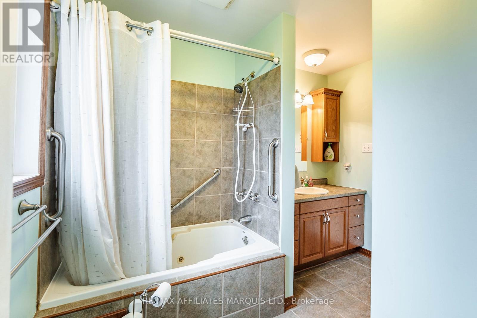 847 Glengarry Boulevard, Cornwall, ON - Indoor Photo Showing Bathroom