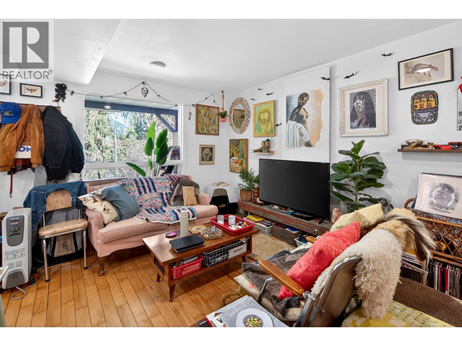 117 High Street, Nelson, BC - Indoor Photo Showing Living Room With Fireplace