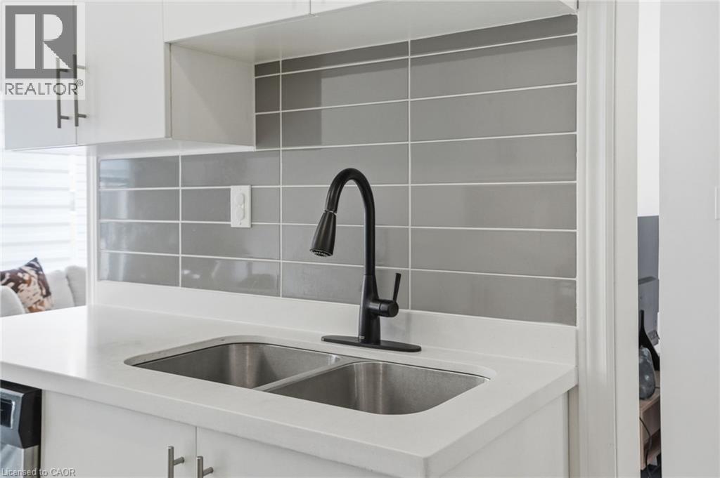 48 Harmony Way, Thorold, ON - Indoor Photo Showing Kitchen With Double Sink