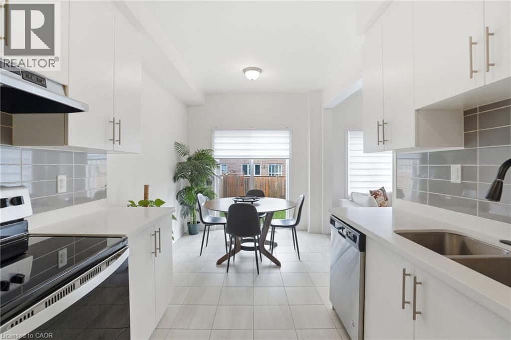 48 Harmony Way, Thorold, ON - Indoor Photo Showing Kitchen